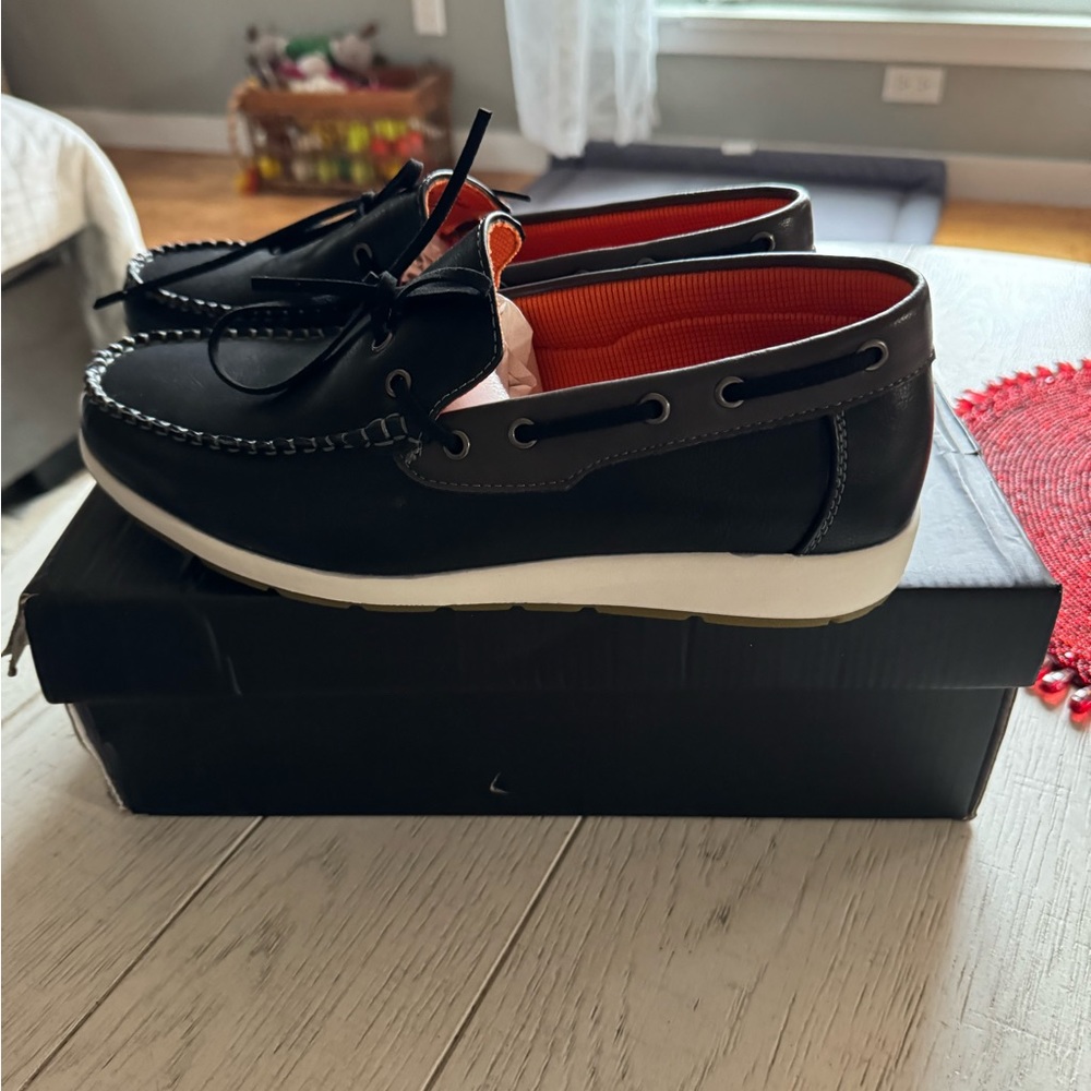 New in box Mens Size 9 Loafers - Picture 2 of 7